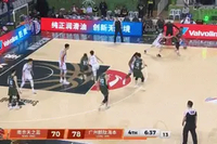低级失误！祝铭震漫不经心传球 伯顿轻松抢断潇洒左手单臂反扣！
