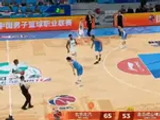 这么怕麦基的嘛？王睿泽冲抢前场板空篮没上进 球还停在篮脖上
