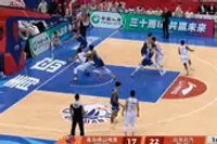 出手灯亮球进！吕俊虎接球命中首节正面打板压哨三分球