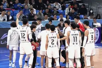 希望没事！佩里打滑摔倒在地 一瘸一拐走回替补席