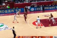 喝凉水都塞牙！法尔强攻到篮下单臂劈扣被筐拒绝