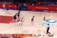 这身高差！徐杰面对徐昕直接轰进压哨三分球 本场首分