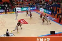 附加动作！洛夫顿上篮造杀伤 但下落时打到郭凯自己被吹违体