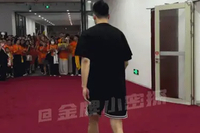 双向奔赴！广东球迷赛后等到绝杀功臣张皓嘉 齐声高呼“MVP”
