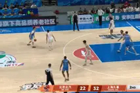 一夫当关！怀特塞德镇守篮下送周琦遮天血帽 随即秀肌肉庆祝