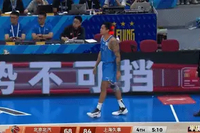 这是要缴械投降？末节剩5分10秒周琦下场 塔瑞克被替换上场