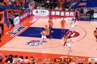强得离谱！小巴里·布朗面对围追堵截强投命中高难度压哨三分