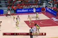 灵性老六！庞峥麟拼抢前场板 眼神假动作突破上篮造杀伤！
