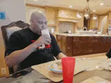 比王宝强稍差！球爹录制节目时展示绝技 大杯牛奶迅速一饮而尽