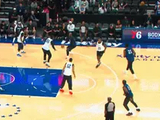 经典技能包！詹姆斯后撤步到三分线外 张弓搭箭射入三分