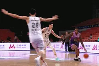 这个身体素质！贾旺特·库克强突一打三 闪转腾挪拉杆上篮2+1！