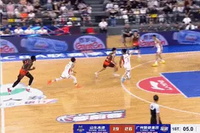 什么叫射手！许梦君接球后虚晃调整 不下球再出手压哨三分！