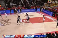 这动作很危险！翟晓川上前弓步撞翻姜伟泽被吹恶意犯规