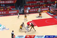 篮筐真像大海？深圳外援史密斯各种高难度&压哨三分 单节狂轰22分