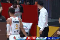 对抗激烈！贺希宁身体不适 捂着腹部返回更衣室