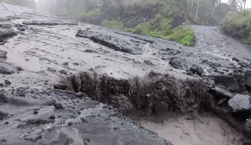 实拍火山泥流 菲律宾马荣火山附近仍处于危险之中