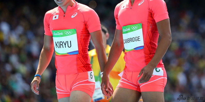 在日本接力队中,有一位牙买加混血日本运动员剑桥飞鸟,他的出色发挥