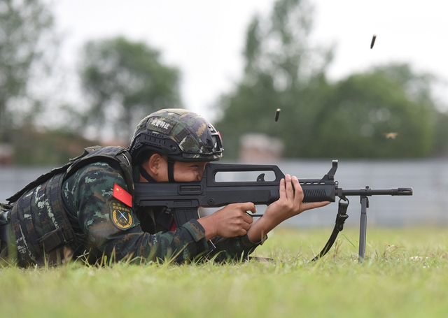6           6月19日,安徽蚌埠,武警特战队员在进行机枪射击考核.