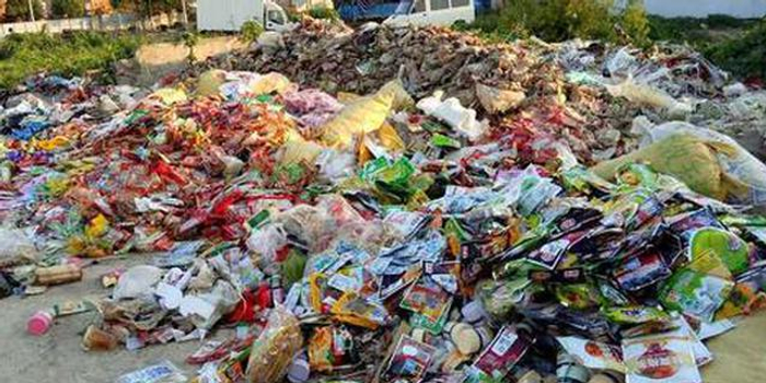 过期食品乱扔腐臭扰民 社区获悉及时清运解决