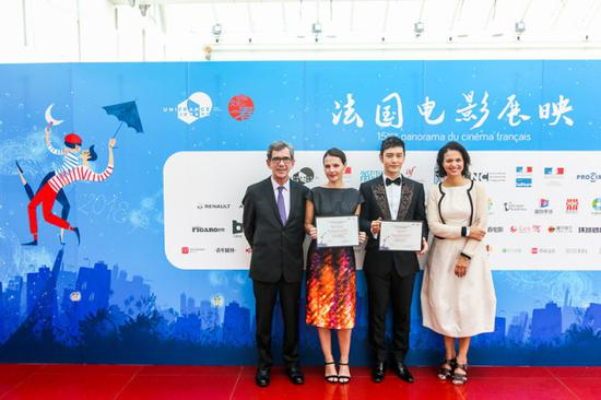 法国驻华大使黎想、黄晓明、维吉妮·拉朵嫣与法国电影联盟总裁伊莎贝拉·吉奥尔达诺合影