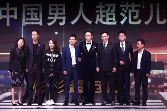 杉杉服装团队与邓超合影