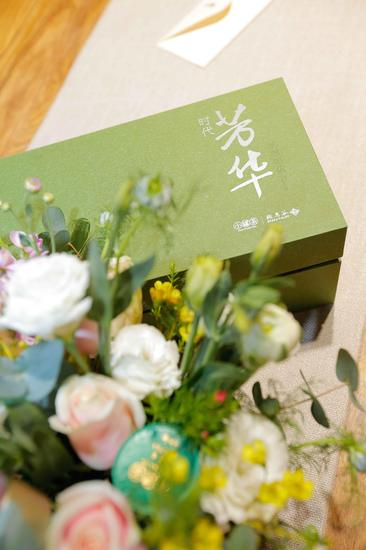 斑马谷与小罐茶联合推出的“芳华”限量珍藏套装