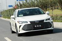 20万内没对手!2.0L的5米大车,丰田亚洲龙玩得起吗?