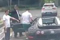 2500万布加迪过减速带 剐蹭一下7位数 5人帮忙看车