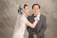 又一女星上演“爷孙恋” 嫁大42岁富商 男方座驾值千万