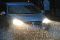 交警警告: 雨雪天开双闪灯已经违法了 你根本就不会开车