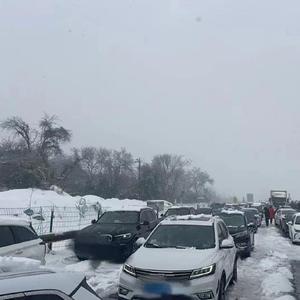 湖北暴雪致约30条高速路关闭，车辆一夜行进不到2公里，村民自发送热水