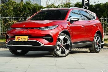 在奔驰店卖的新SUV