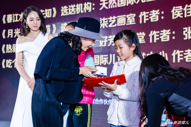 画展获奖孩子颁奖