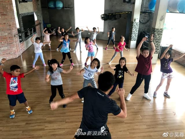 neinei跳舞做菜多才多艺
