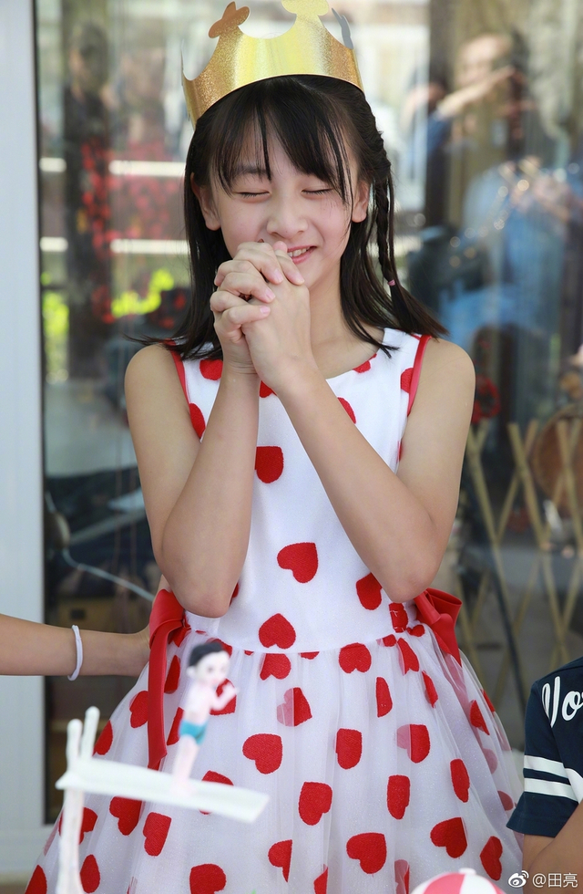 15日,田亮发出森蝶照片为森蝶庆祝十岁生日,并配文:十岁就是大孩子了