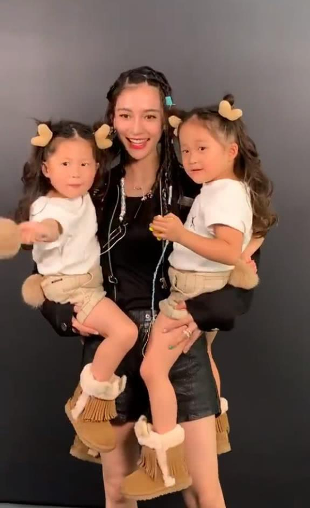 baby再秀臂力一手各抱一娃_新浪图片