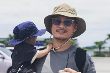 余文乐单手抱孩子