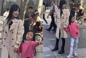 李小璐带着甜馨外出