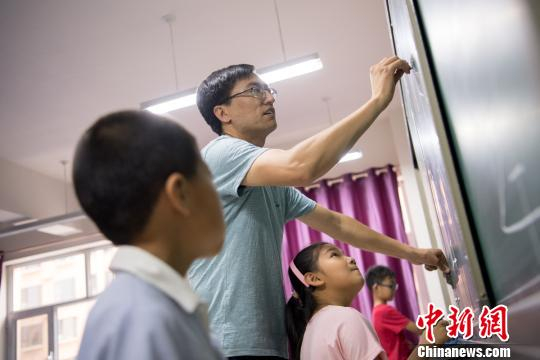 赵文瑞创新“数字变变变”美术课程，教学生用数字画孙悟空。　韦亮 摄