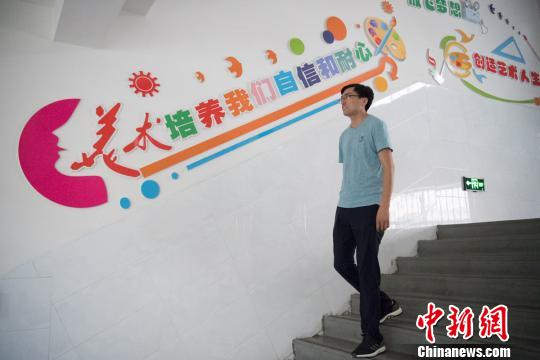 赵文瑞希望孩子们孩子们开心画画，大胆创作，保持纯真的情感。　韦亮 摄