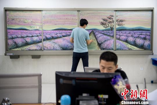 　　赵文瑞说，在网络上走红后，他没觉得自己有什么变化，“我还是想潜心研究画画，提高自己。” 韦亮 摄
