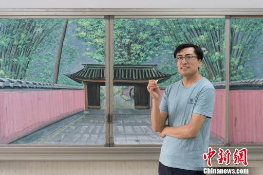 　　近日，因在黑板上用粉笔画出了“三千桃林”“薰衣草”“安静村庄”等多幅创意作品，赵文瑞在网络上走红，被网友称为“别人家的美术老师”。　韦亮　摄