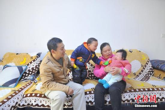资料图：二孩家庭。李传平 摄