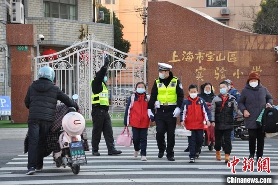 在交警和护校民警的指挥疏导下，学校门前及周边道路交通相对稳定。　上海市公安局宝山分局供图