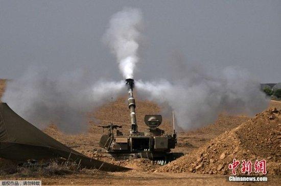资料图：以军部队向加沙地带发射炮弹。