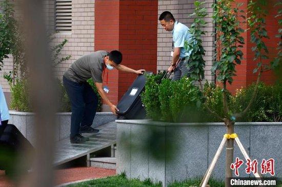 6月7日，在北京市海淀区教育招生和考试中心，工作人员搬运试卷。　中新社记者 富田 摄