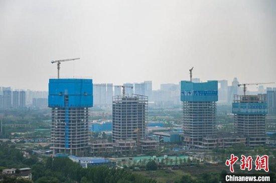 成都城区一处正在建设中的商住楼。记者 刘忠俊 摄