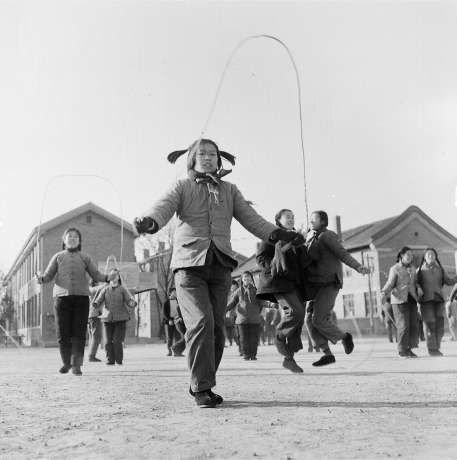 上世纪60年代，北京女四中的同学课间在操场上跳绳。高宏摄