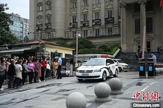 图为不少市民在重庆市高级人民法院大门外关注二审公开宣判。&nbsp;中新社记者 陈超 摄