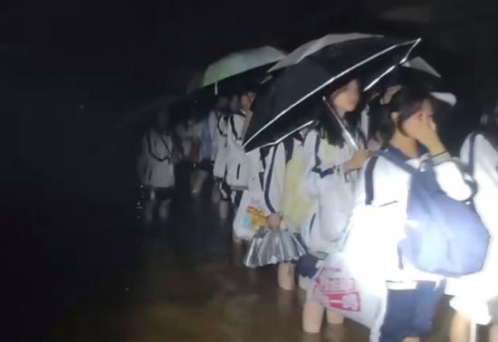 广东清远阳山中学700多名学生已安全转移。